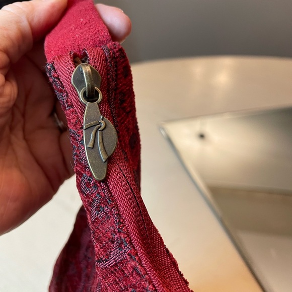 NWT Isabella’s Journey red tapestry bag - Picture 13 of 15